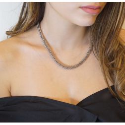 Collana a catena intrecciata oro bianco foto indossata