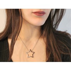 Girocollo stella con zirconi bianchi e neri foto indossata