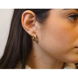 Orecchini Boccole Striate Piccole Oro Giallo 18kt foto indossata