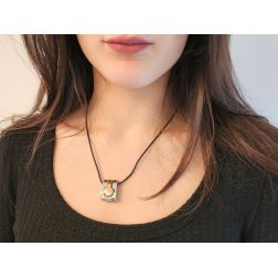 Collana 50cm in Caucciù con ciondolo mobile Oro Giallo e Bianco foto indossata