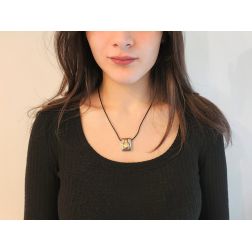 Collana 50cm in Caucciù con ciondolo mobile Oro Giallo e Bianco foto indossata