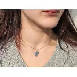 Ciondolo Piedini Oro Bianco foto indossata
