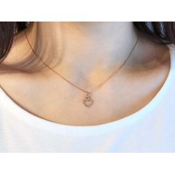 Ciondolo Cuore Piccolo Oro Rosa Forato foto indossata