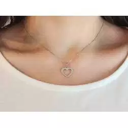 Ciondolo Cuore Grande Oro Bianco Forato foto indossata