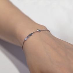 Bracciale a catena baby con targa e stella in oro bianco foto indossata