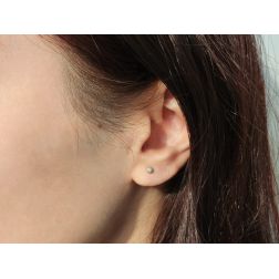 Orecchini Sfera 3mm Sabbiati Oro Bianco foto indossata