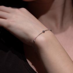 Bracciale a catena baby coccinelle in oro bianco foto indossata
