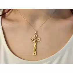 Croce Forata al Centro con Cristo in Oro Giallo foto indossata