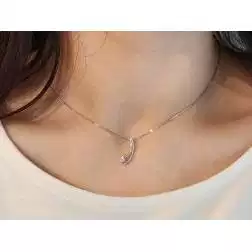 Collana Girocollo Freccia Doppio Filo con Diamanti foto indossata