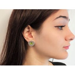 Orecchini Rotondi peridoto e Diamanti foto indossata