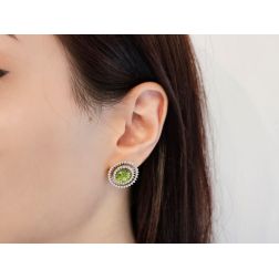 Orecchini Rotondi peridoto e Diamanti foto indossata