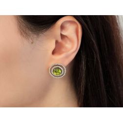 Orecchini Rotondi peridoto e Diamanti foto indossata