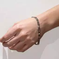 Bracciale Uomo oro bianco targhe curve e 3 segmenti - 21cm foto indossata donna