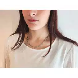 Collana Girocollo 45cm Tubolare Spirale Oro Bianco indossata donna