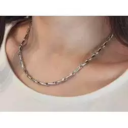 Collana Girocollo 45cm Tubolare Spirale Oro Bianco indossata donna