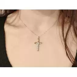 Croce con Incavi in Oro Giallo e Cristo in Bianco foto indossata