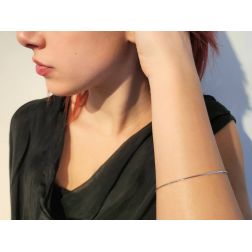 Bracciale semirigido sottile flessibile in oro bianco foto indossata