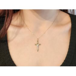 Croce Rigata a Rettangolo in Oro Giallo con Cristo in Bianco foto indossata