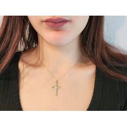Croce con Incavi in Oro Giallo e Cristo in Bianco foto indossata