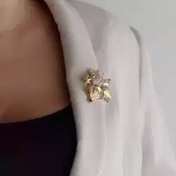 Spilla Vaso con Rubino e Diamanti Oro Giallo e Bianco foto indossata