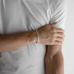 Bracciale Uomo oro bianco targhe curve e 3 segmenti - 21cm foto indossata uomo