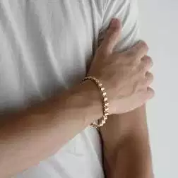 Bracciale Semirigido a Cingoli Ondulati Oro Giallo e Rosa foto indossata uomo