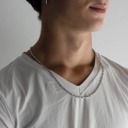 Collana a catena tubolare a 8 rigata oro bianco 55 cm foto indossata
