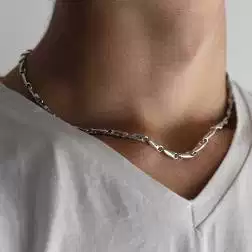 Collana Girocollo 45cm Tubolare Spirale Oro Bianco indossata uomo