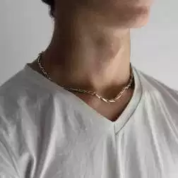 Collana Girocollo 45cm Tubolare Spirale Oro Bianco indossata uomo