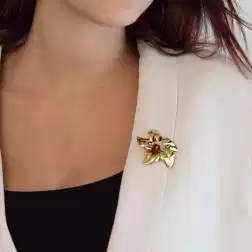 Spilla Fiore Con Agata Bianca Celeste e Rossa foto indossata
