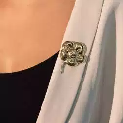 Spilla Fiore con Ape con Stelo in Bianco foto indossata