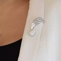 Spilla Drop Design con pavè di Diamanti foto indossata