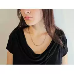 Collana 50cm Tubolare squadrata alternata Oro Bianco e Rosa foto indossata donna