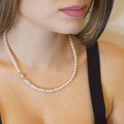 Necklace Pearls Lateral 4 white gold worn