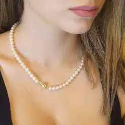 Collana Perle Luna oro giallo indossata