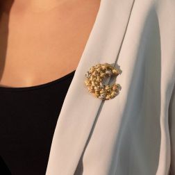 Spilla a Luna con Foglie Oro Giallo Bianco e Rosa foto indossata