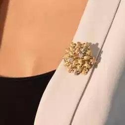 Spilla Cespuglio Floreale con Foglie in Oro Giallo Rosa e Bianco foto indossata