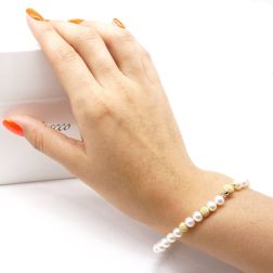 Bracelet Pearls Lateral 2 yellow gold worn