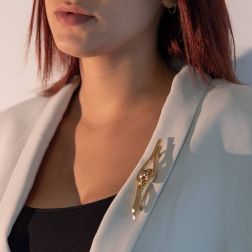 Eye brooch in Yellow Gold with sphere in the Center in 18kt Rose Gold
