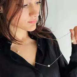Collana Lunga 96cm Perle Akoya e Diamanti in Oro Bianco foto indossata