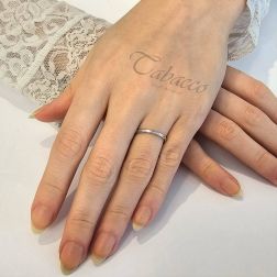 Photo of worn Wedding Band Mughetto White Gold UNOAERRE