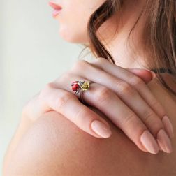 Anello Coccinella fiore Giallo foto indossata
