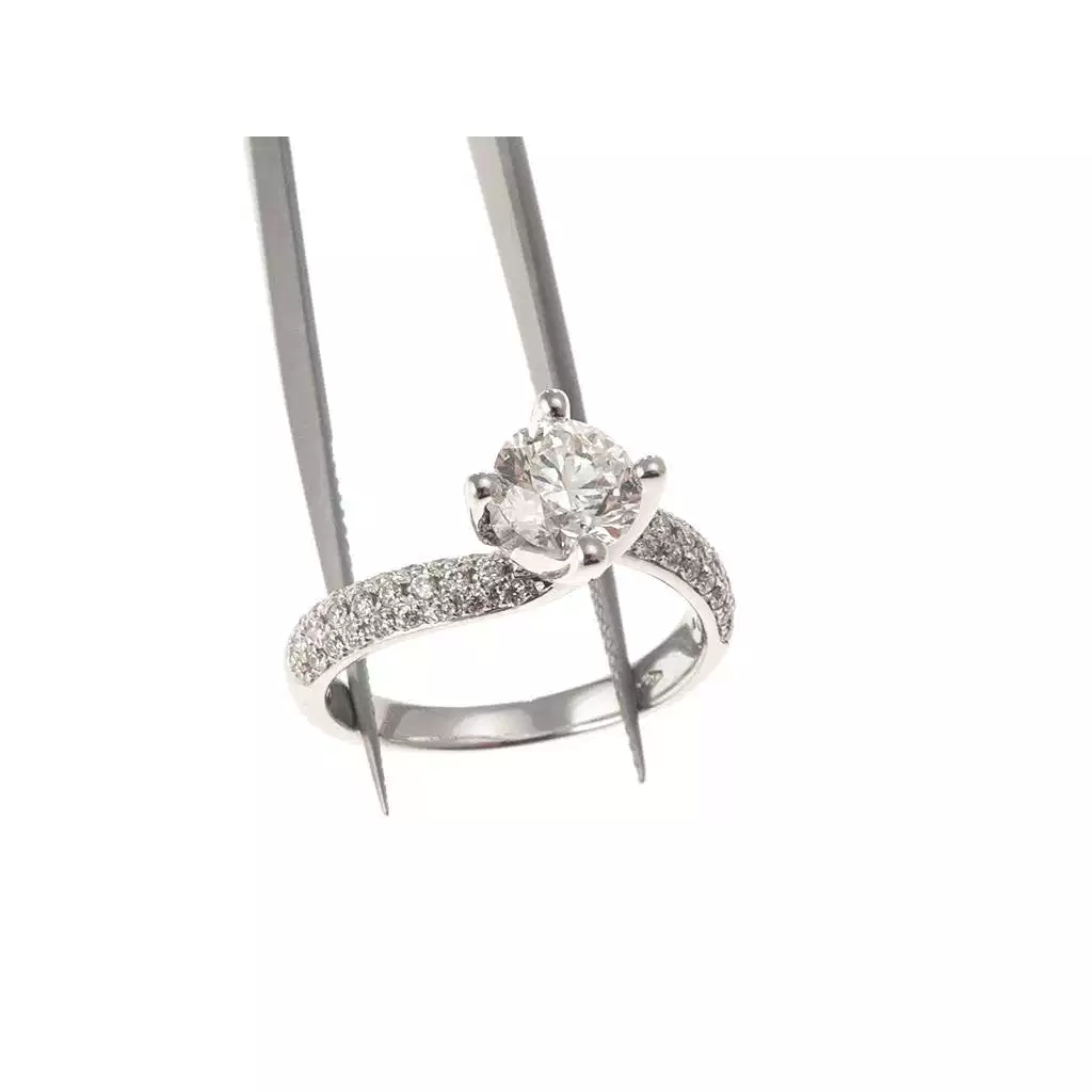Contoured Solitaire Ring with center of 0,92ct