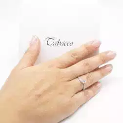 Anello Solitario Contornato Diamante GIA da 0,37ct foto indossata