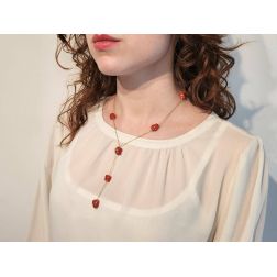Collana con Laccetto in Oro Giallo e Corallo Rosso foto indossata