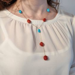 Collana Girocollo con Laccetto in Oro Giallo con Corallo e Turchese foto indossata