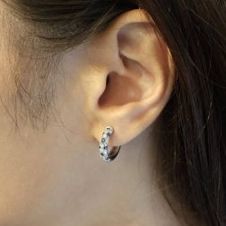 Boccole Tonde con Diamanti e Zaffiri Blu foto indossata