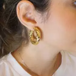 Boccole in oro giallo 18kt con motivi tratteggiati indossate