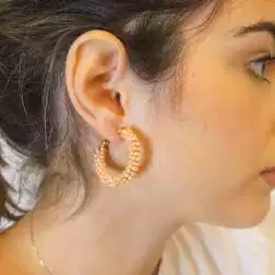 Boccole in oro giallo 18kt con sfere di corallo rosa indossate