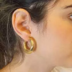 Boccole torchon a canna in oro giallo 18 kt indossate